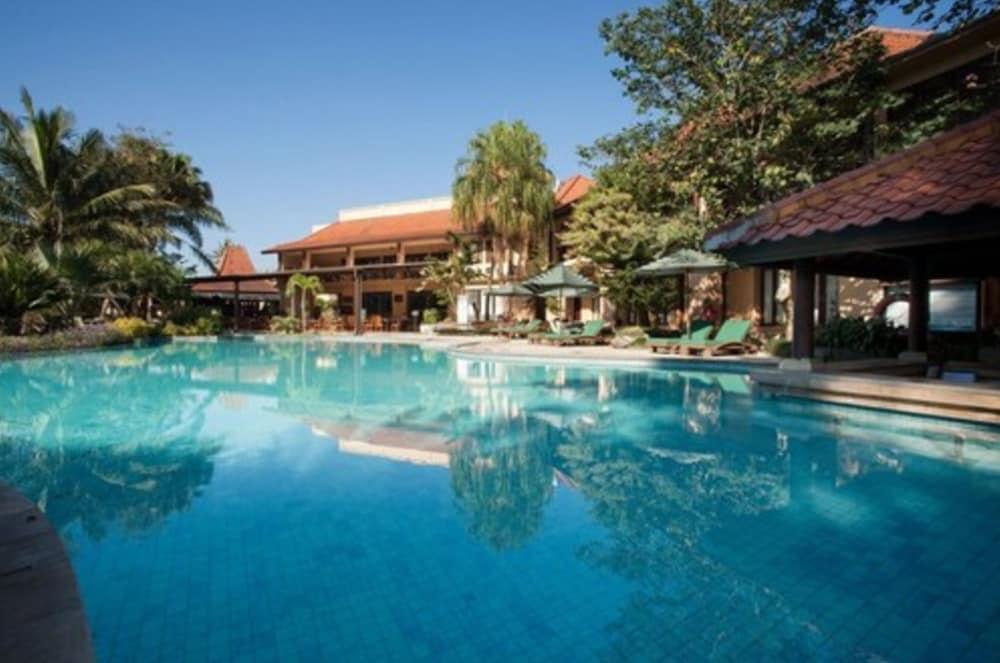 Laras Asri Resort & Spa ซาลาตีกา ภายนอก รูปภาพ