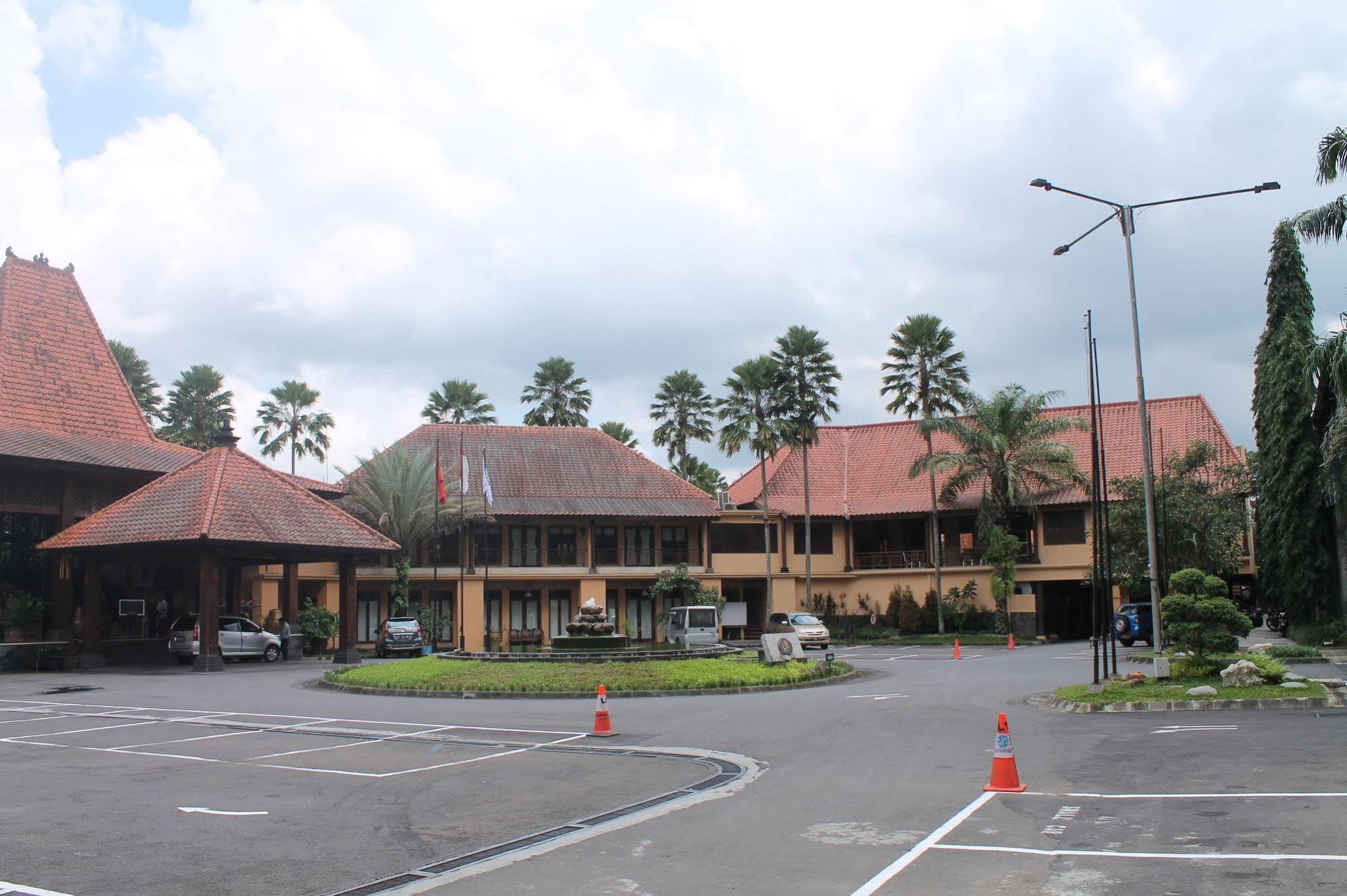 Laras Asri Resort & Spa ซาลาตีกา ภายนอก รูปภาพ